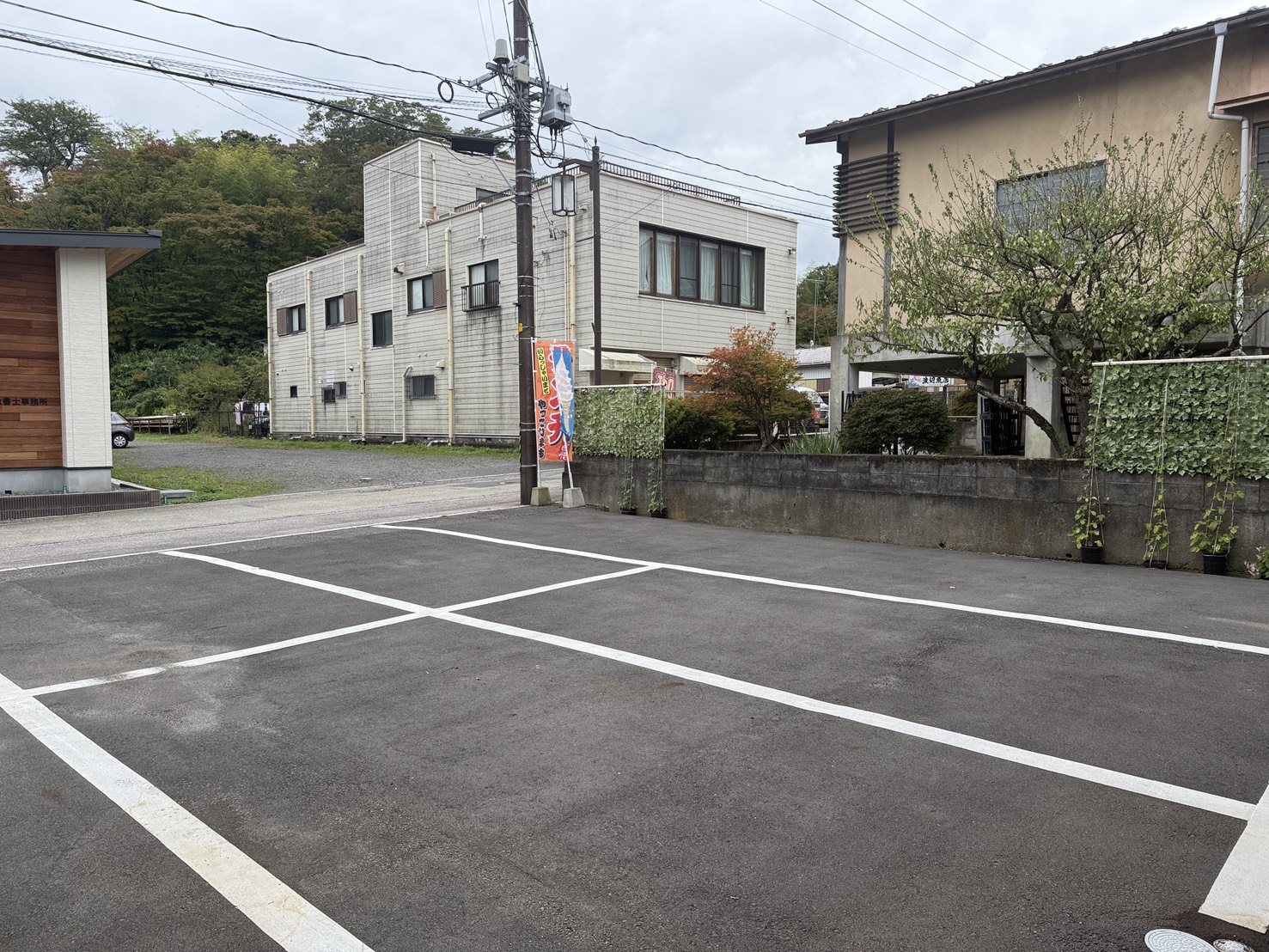 カフェ るぽんの外観。グレーの建物とウッド格子、専用駐車場