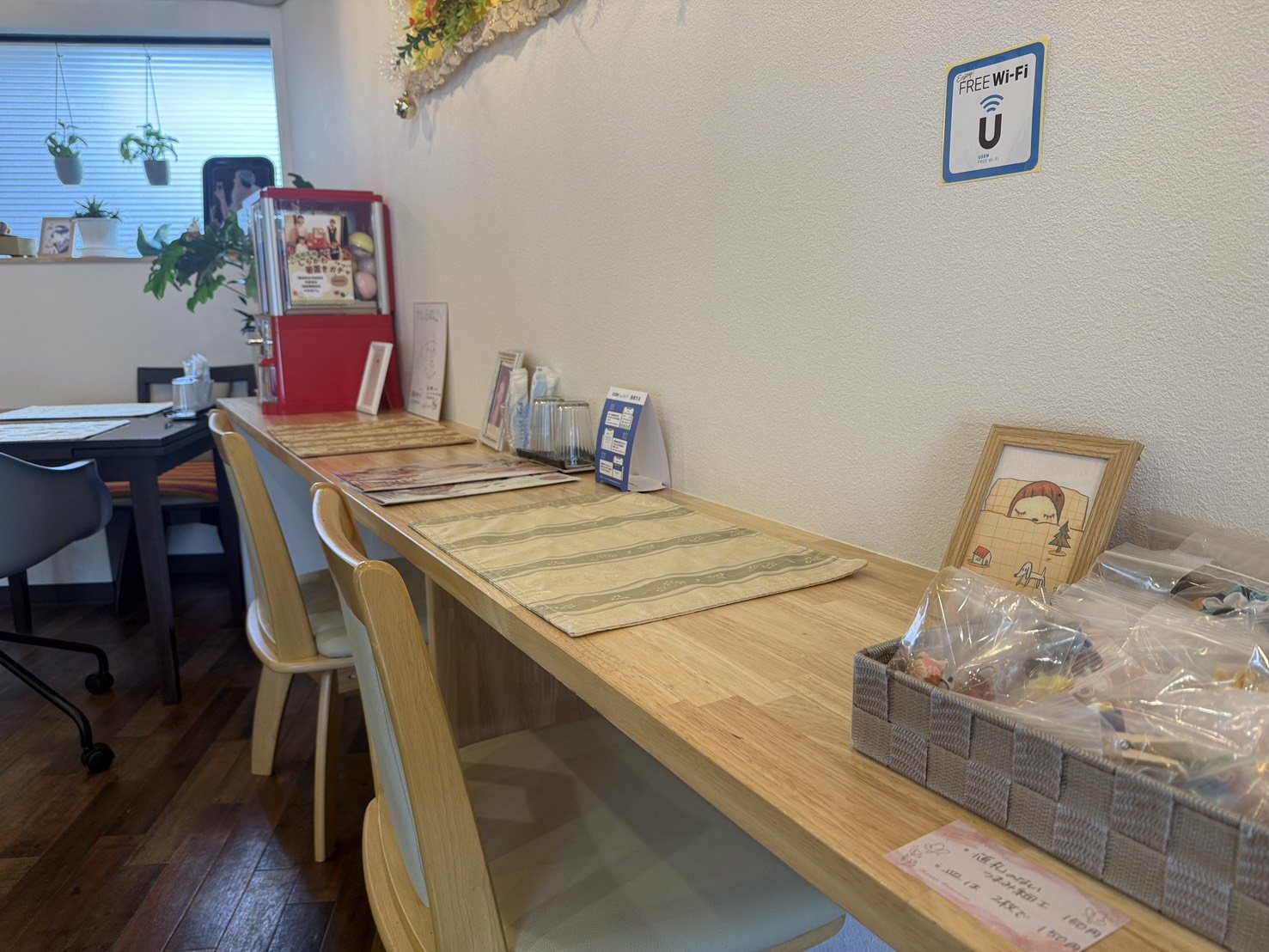 木のテーブルが並ぶ、明るい店内