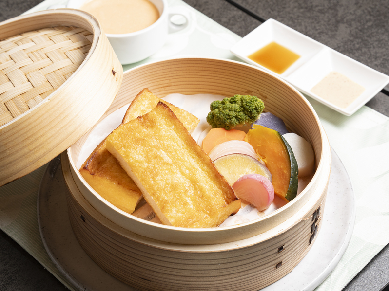 せいろで蒸したトーストと温野菜