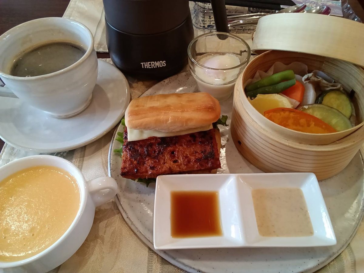 バーガーとせいろ蒸しの温野菜・温泉卵・スープ・2種のたれを添えたセット