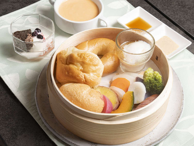 パンと彩り温野菜、温泉卵、スープを添えたせいろ蒸しセット